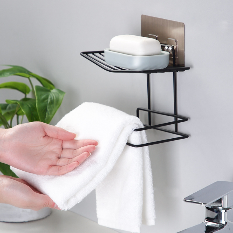 Một cái tủ đựng khăn trải tường, một khung phòng tắm ở phía bắc, một cái bồn cầu, một giá điện thoại di động.
