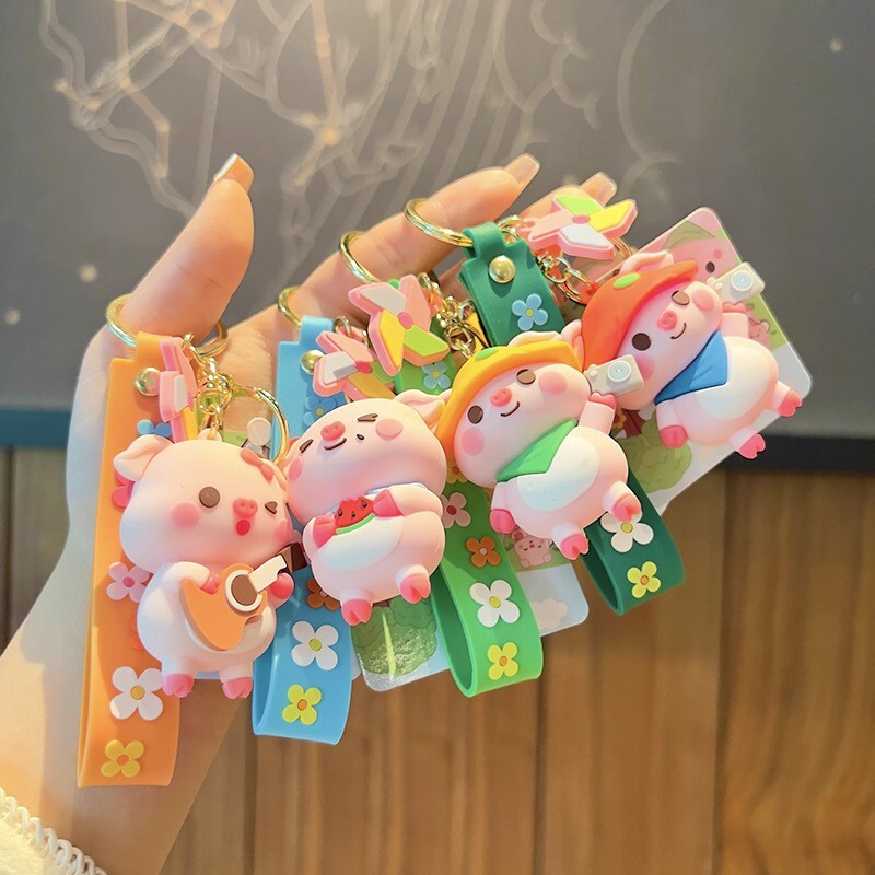 Một chiếc chìa khóa xe đẹp nhất và một túi quà tặng cho cậu bé.