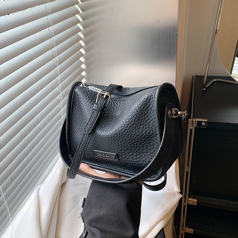 The popular advanced retrospect, 2024 new packs, swirling and one-handed handbags under a female bag.