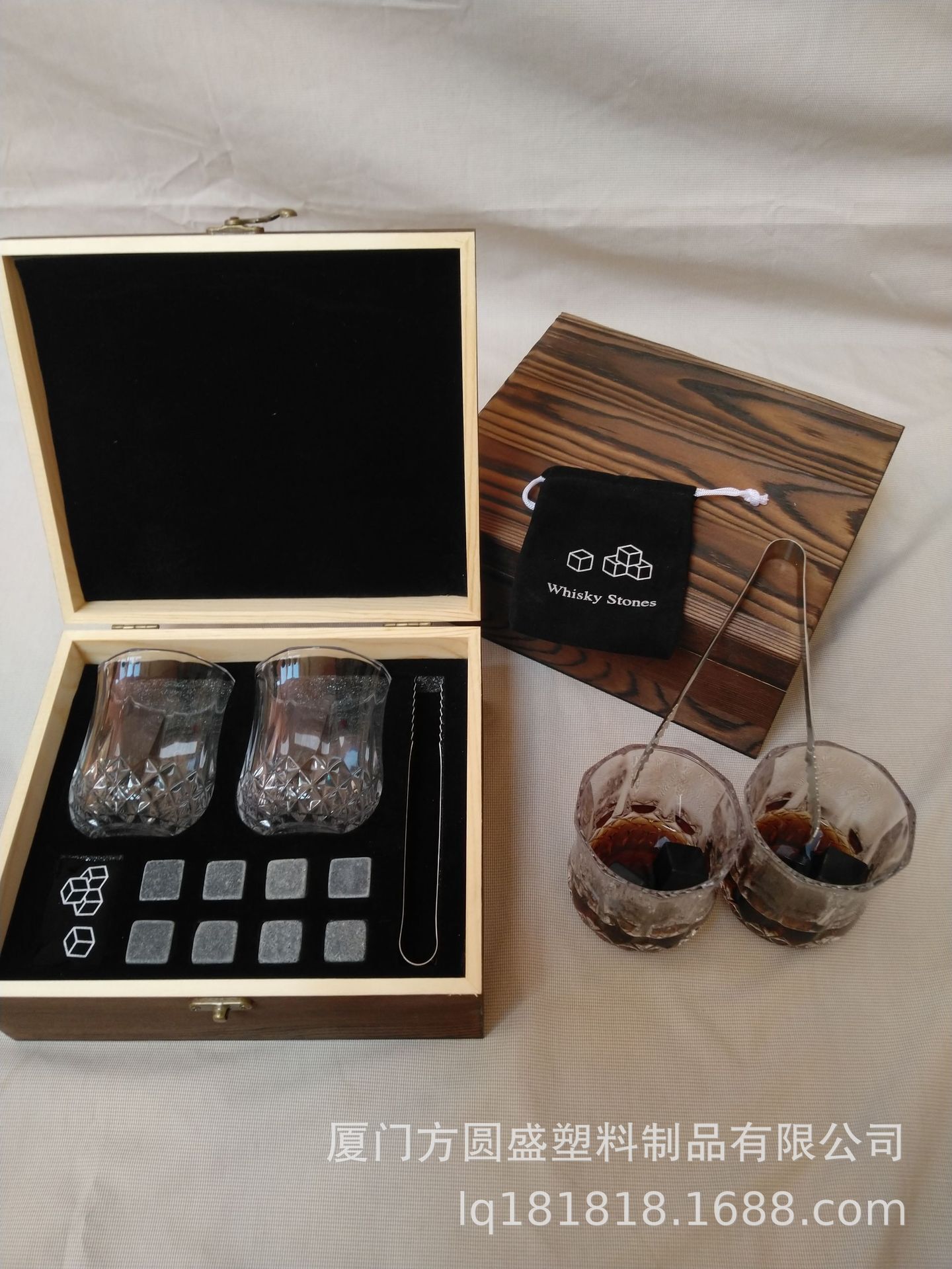 Sức nóng Amazon, rượu whiskey đá, đồ gỗ, đồ thủy tinh.