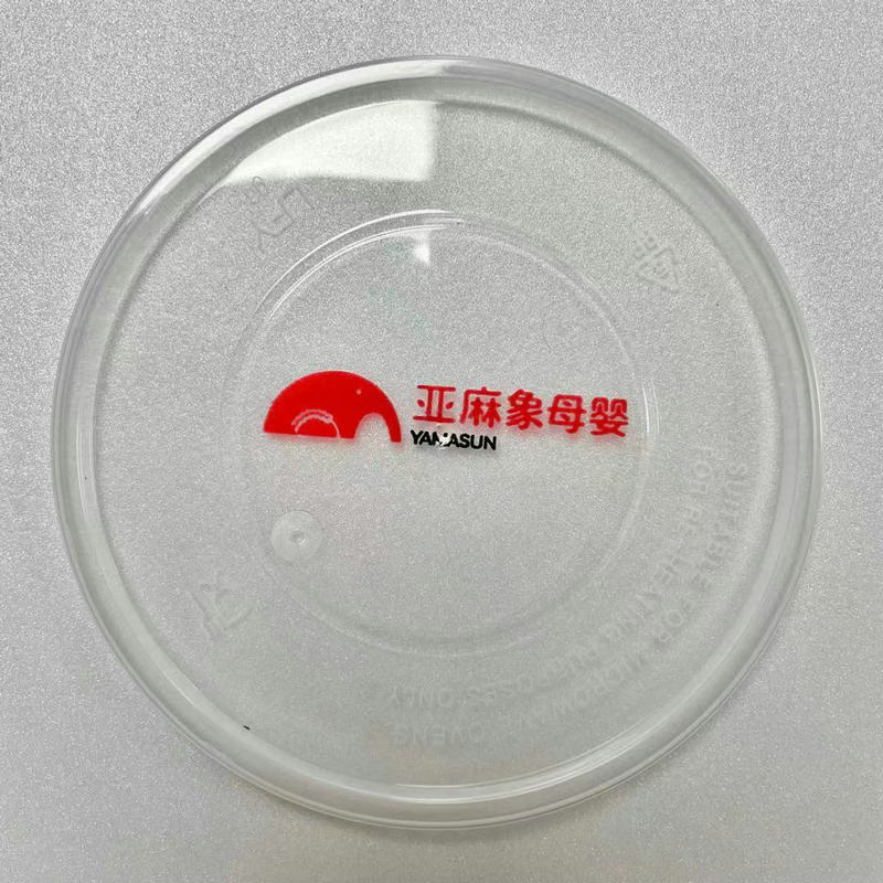 A round one-off box of rectangular plastic packs with thick and transparent food boxes served as a Logo bowl.