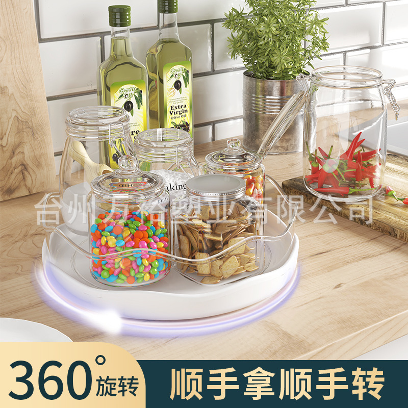 Một kệ nhiều mục đích có sẵn trong phòng khách trang điểm cho nhà bếp để xoay kệ.