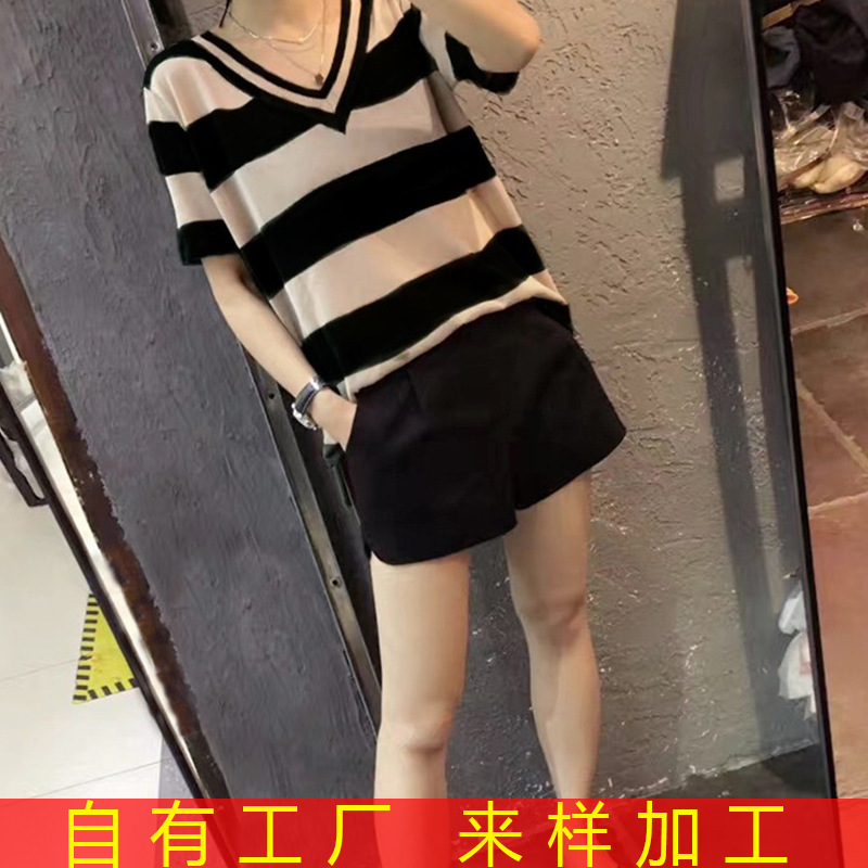 Bộ váy cưới của thợ may mùa hè, một chiếc áo thun áo phông ngắn.