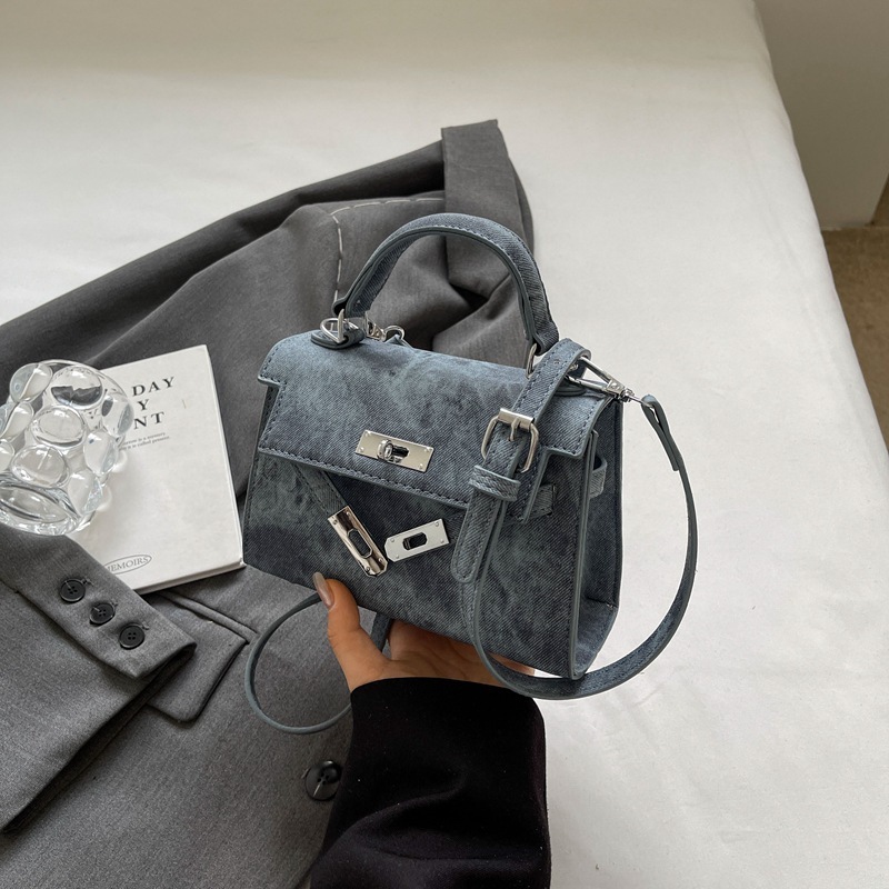 This year, the popular retro-package girl's new 2024, the one-shoulder-slashed tweezer, Ms. Kelly Bag.