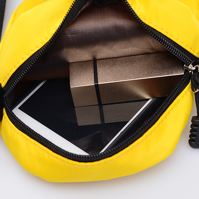 The new 2023 nylon bag is about a small, small-size, small-size, one-shoulder-slashed girl's bag.