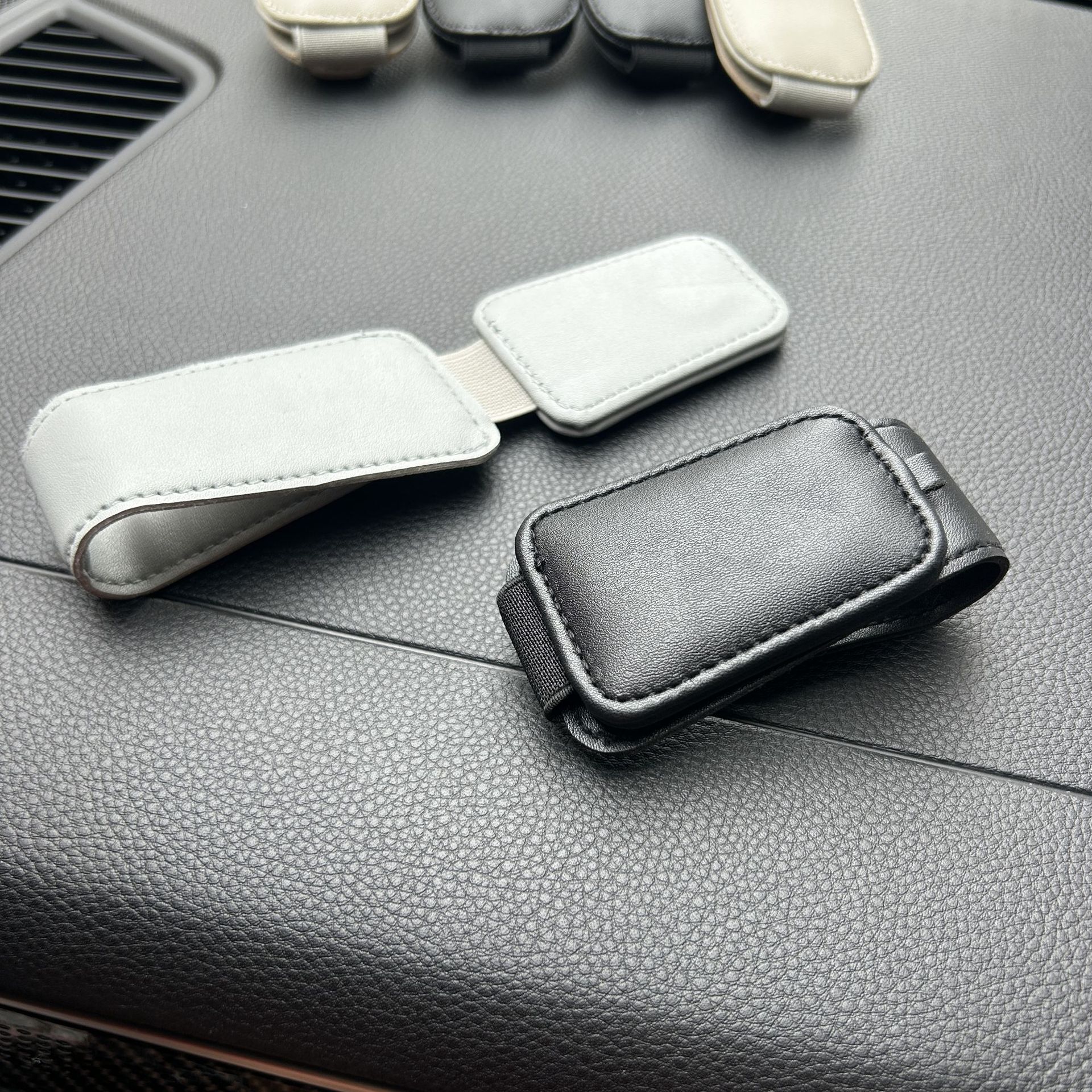 Một chiếc xe xuyên biên giới có kính và gọng kính râm có kính râm và thẻ đa năng