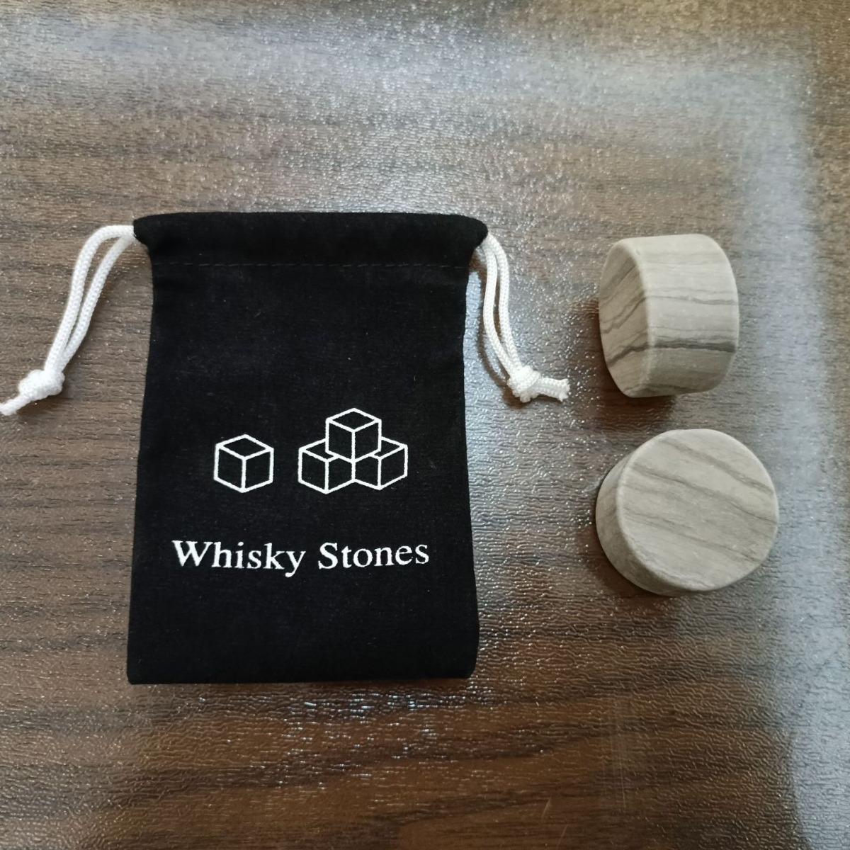 Một lượng lớn đá whiskey, rượu whisky, túi nhung, quà bằng gỗ.