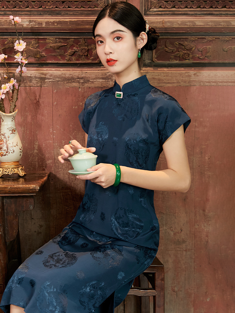 In the summer of 2024, the Chinese woman dressed in a new dress for China's 20807.