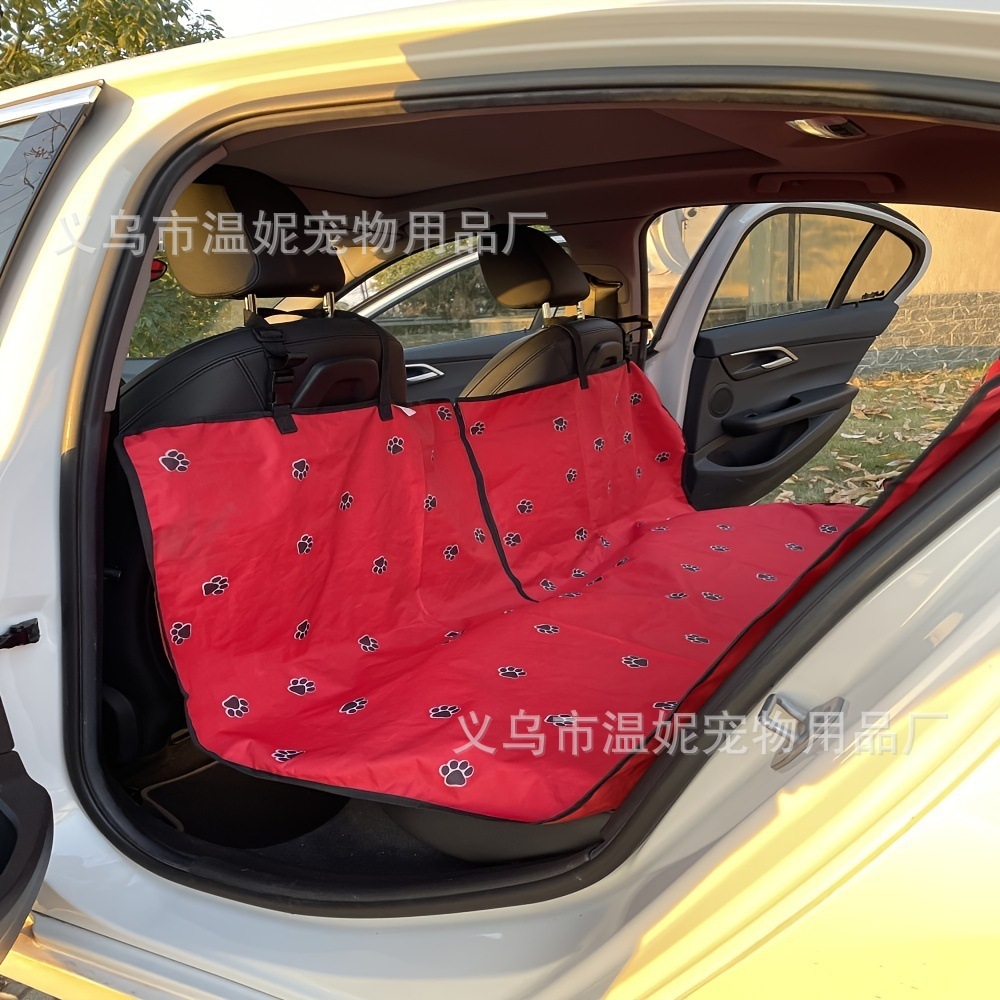 Chiếc xe chở một chiếc xe chở hàng chống thấm nước, chạm vào con chó và cái quần lót.