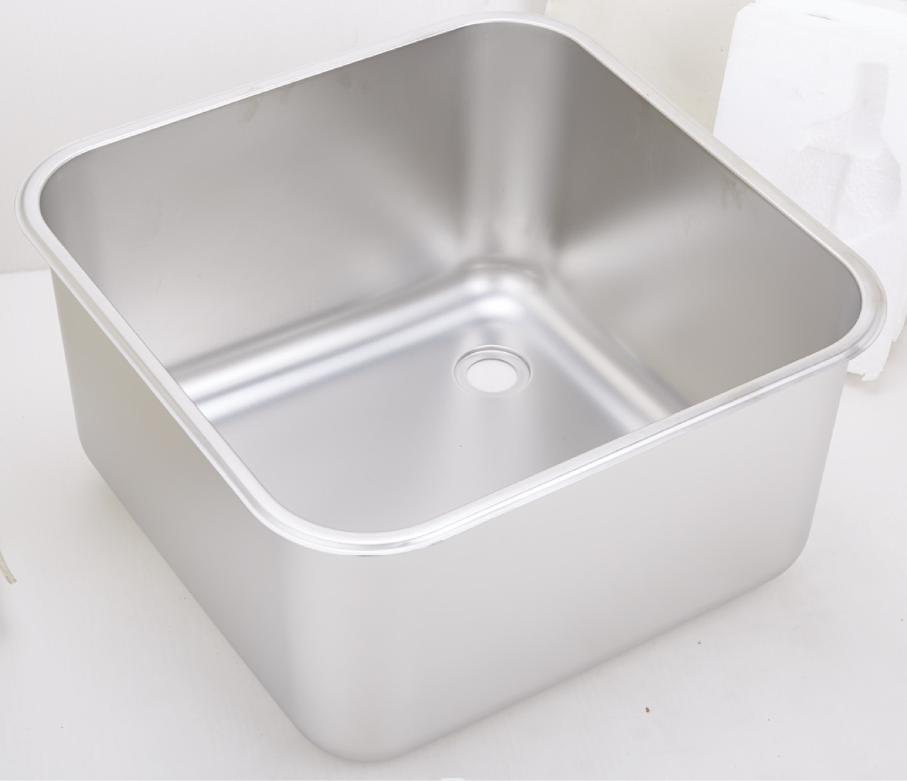 Cái chậu thép không gỉ trong bếp.
