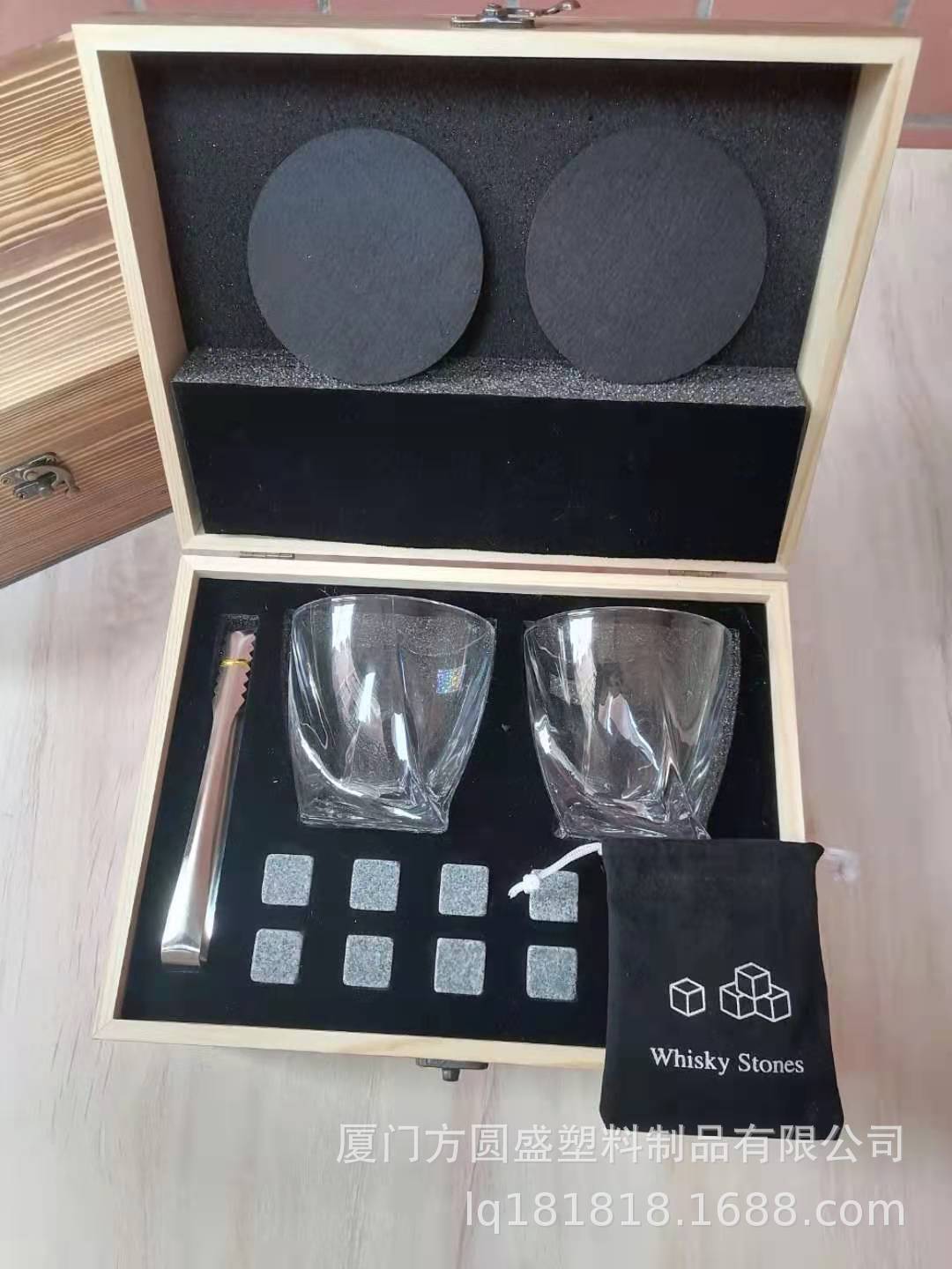 Sức nóng Amazon, rượu whiskey đá, đồ gỗ, đồ thủy tinh.