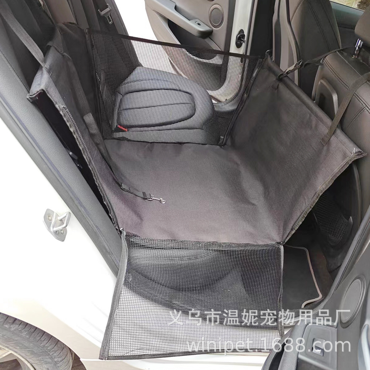 Cái ghế ngồi của con chó và cái ghế chống nước để ăn.