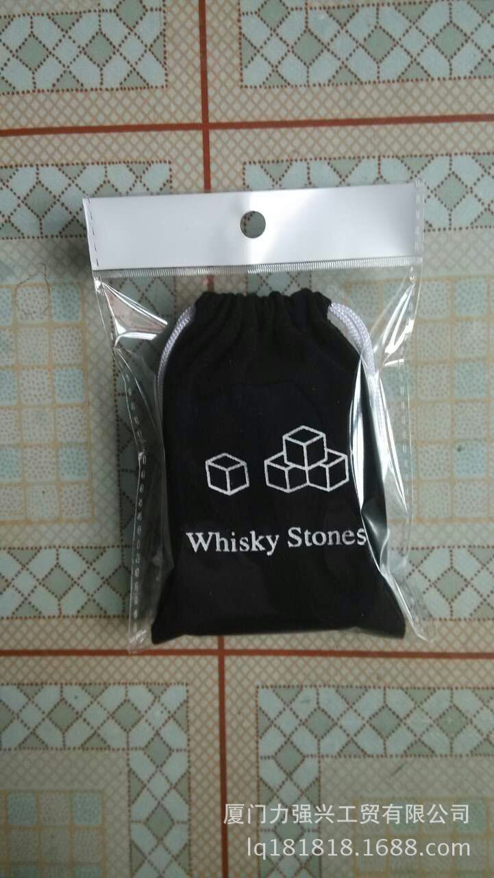 Đen chín túi nhung, đá whiskey, đá đá, đá lạnh.
