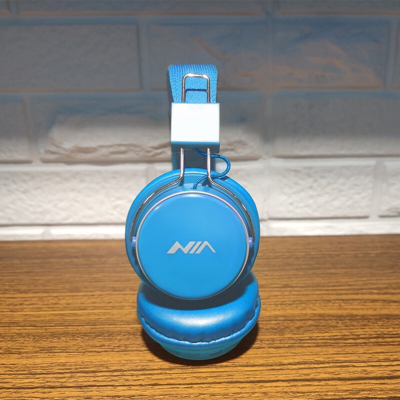 Tai nghe Bluetooth NIA-851S NIA được cắm vào radio MP3 không dây chuyển động
