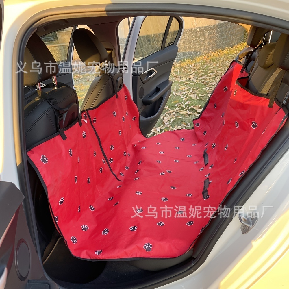 Chiếc xe chở một chiếc xe chở hàng chống thấm nước, chạm vào con chó và cái quần lót.