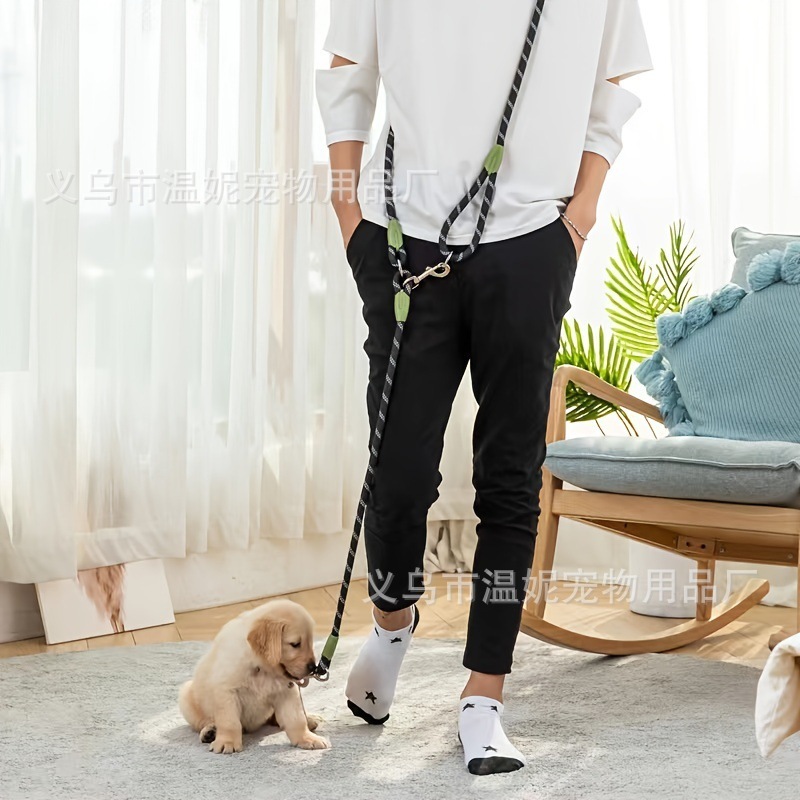Con chó nghiêng qua sợi dây thừng để thả tay nó khỏi vật nuôi của con chó.