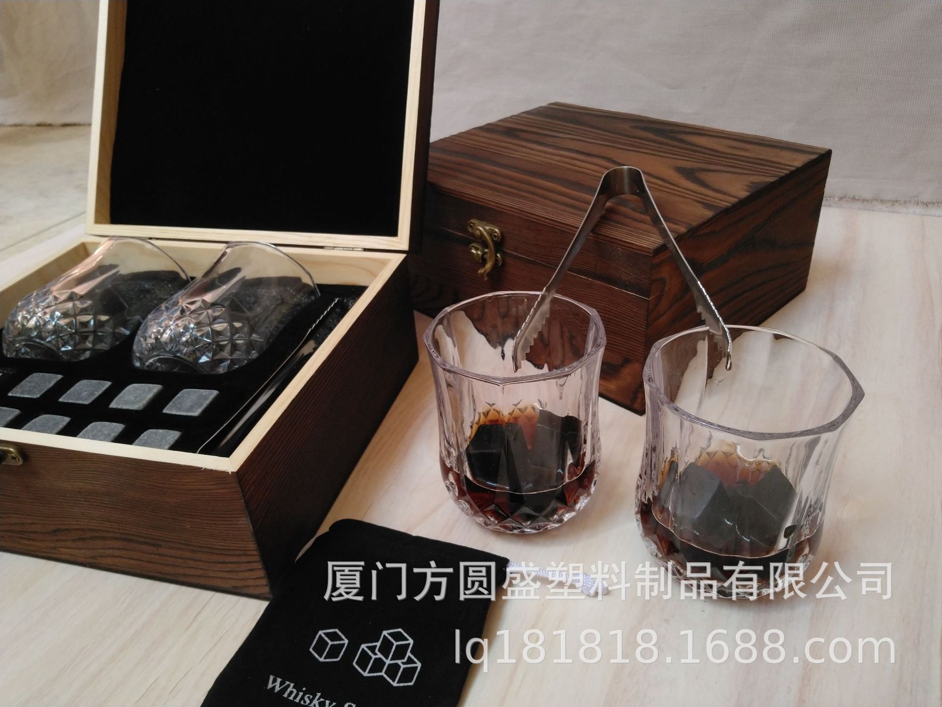 Sức nóng Amazon, rượu whiskey đá, đồ gỗ, đồ thủy tinh.