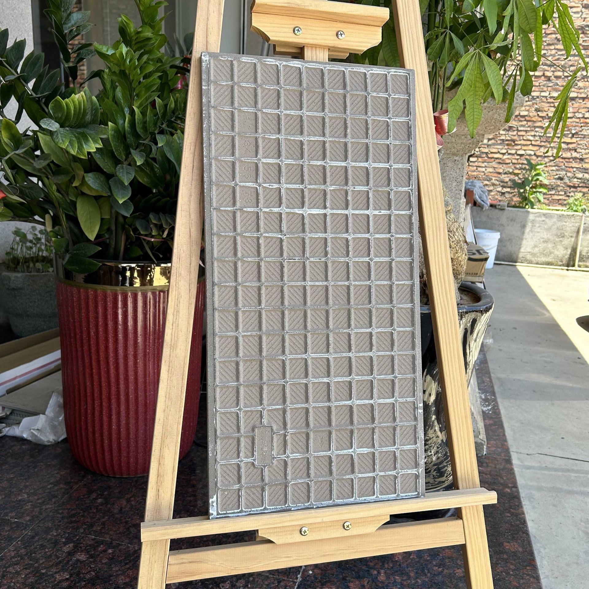 Ngôi nhà bằng đá và đá cẩm thạch lấp lánh nằm trên một sân ngoài trời đơn giản.