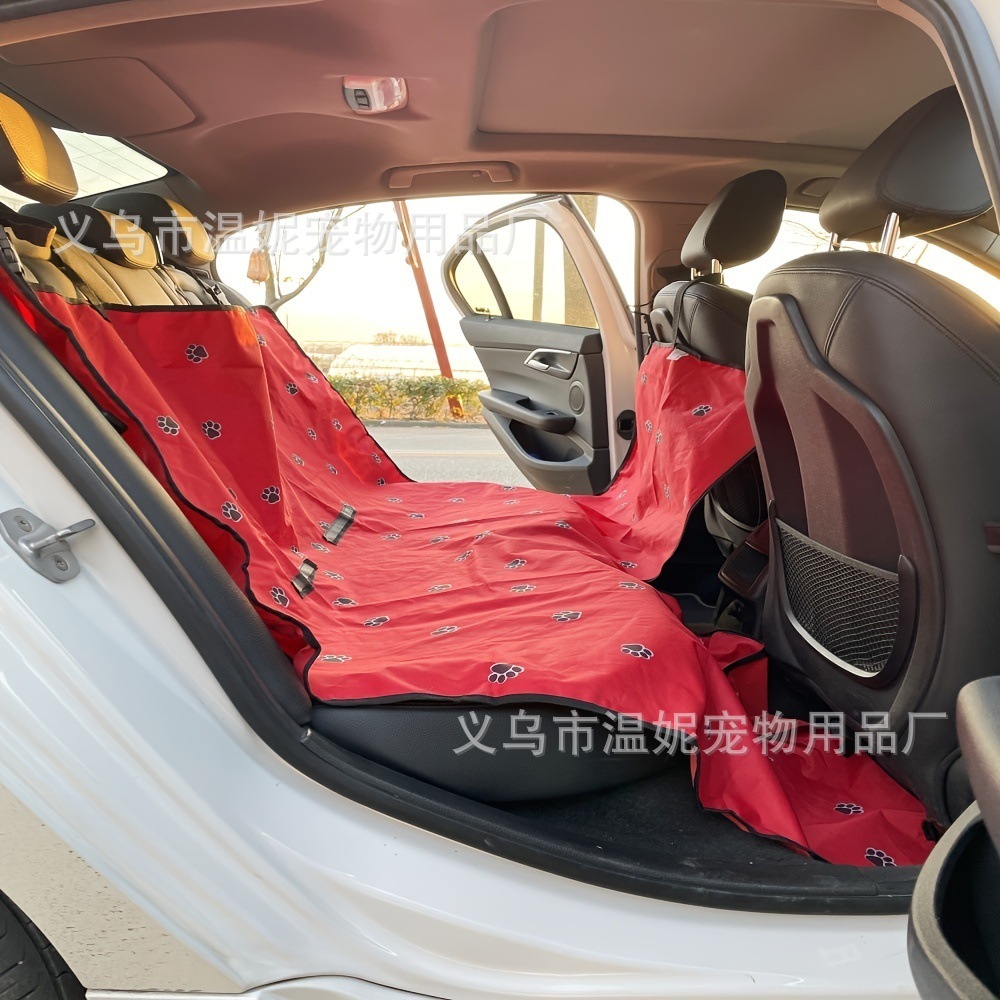 Chiếc xe chở một chiếc xe chở hàng chống thấm nước, chạm vào con chó và cái quần lót.