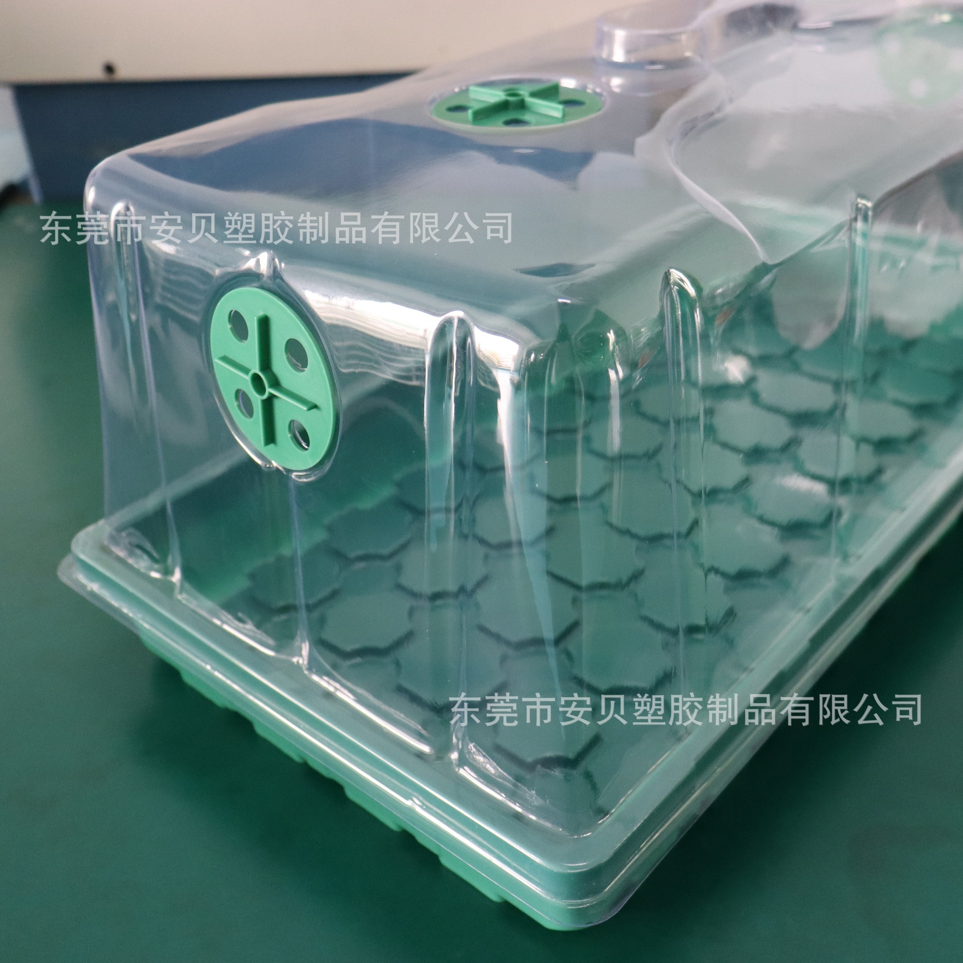 Nhà máy bán một hộp thực vật nông nghiệp làm ẩm ướt nặng 72 pound.