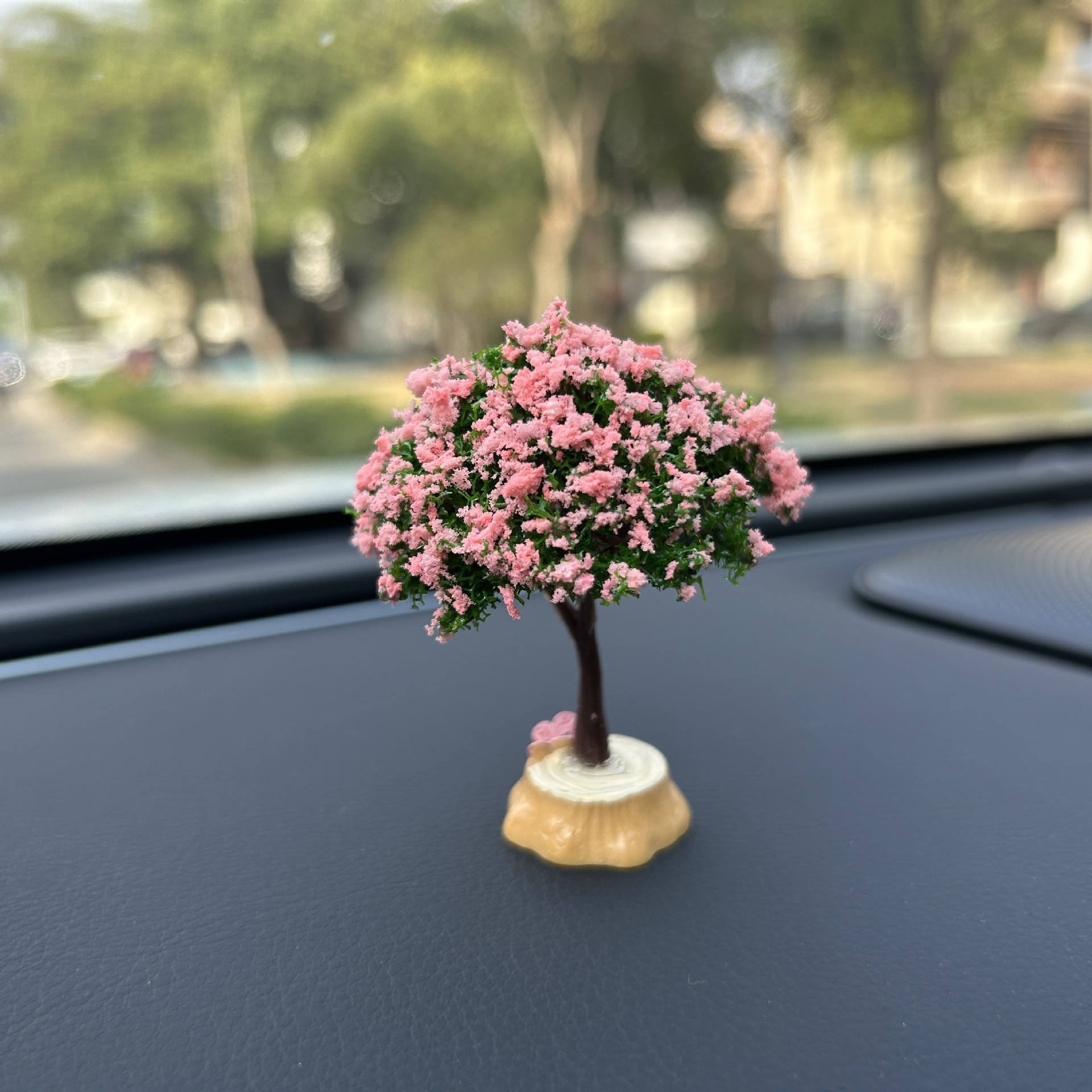 Đó là một sân khấu cho một cô gái với vài chiếc xe nhỏ tình yêu sáng tạo.