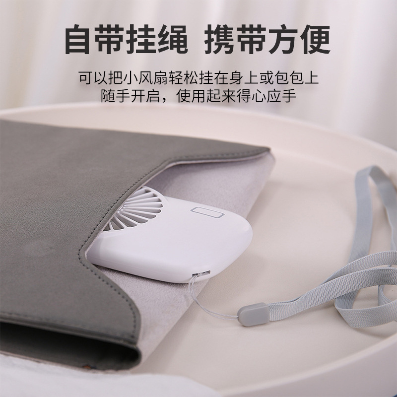 Người hâm mộ máy quay đang mang theo quạt của các sinh viên cắm trại ngoài trời với sự phân phối nhỏ của fan hâm mộ.