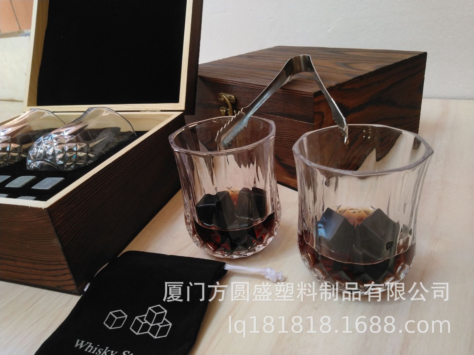 Sức nóng Amazon, rượu whiskey đá, đồ gỗ, đồ thủy tinh.