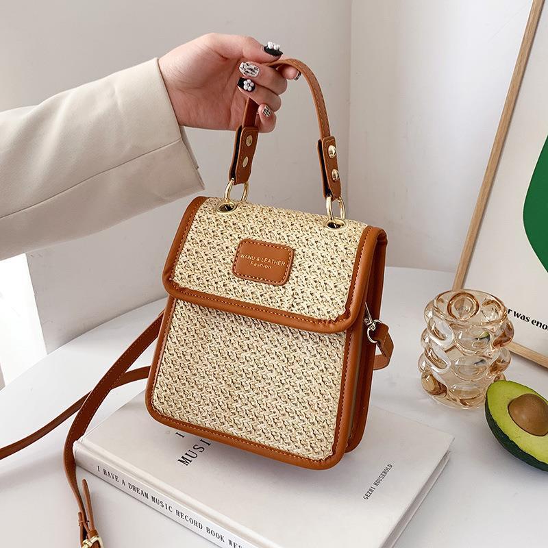 The new summer simplistic design of the small styling, one-shoulder-slashed, Korean handbag