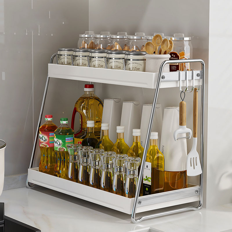 Nhà bếp không rỉ thép đặt ở hai tầng dựa trên các loại xúc xích muối đa mục đích với nước sốt bàn. Cầm lấy.