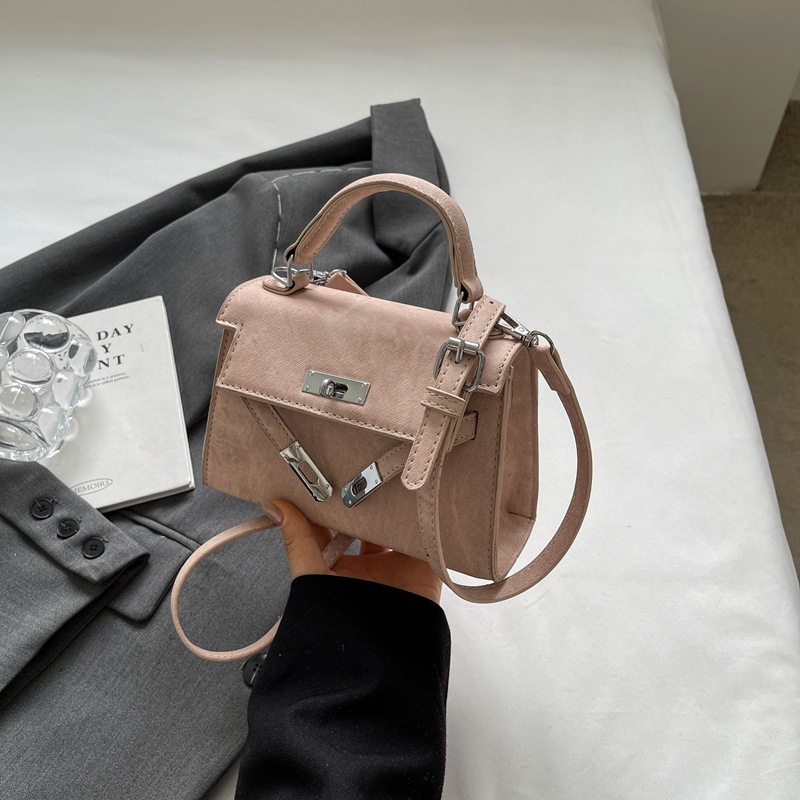 This year, the popular retro-package girl's new 2024, the one-shoulder-slashed tweezer, Ms. Kelly Bag.