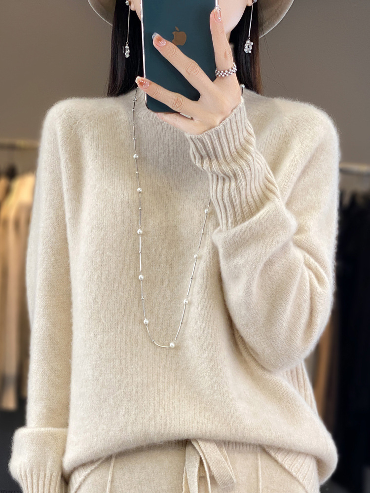 Người phụ nữ với mái tóc của một chiếc áo sơ mi và ngọt ngào với chiếc áo len dài, mềm mại.