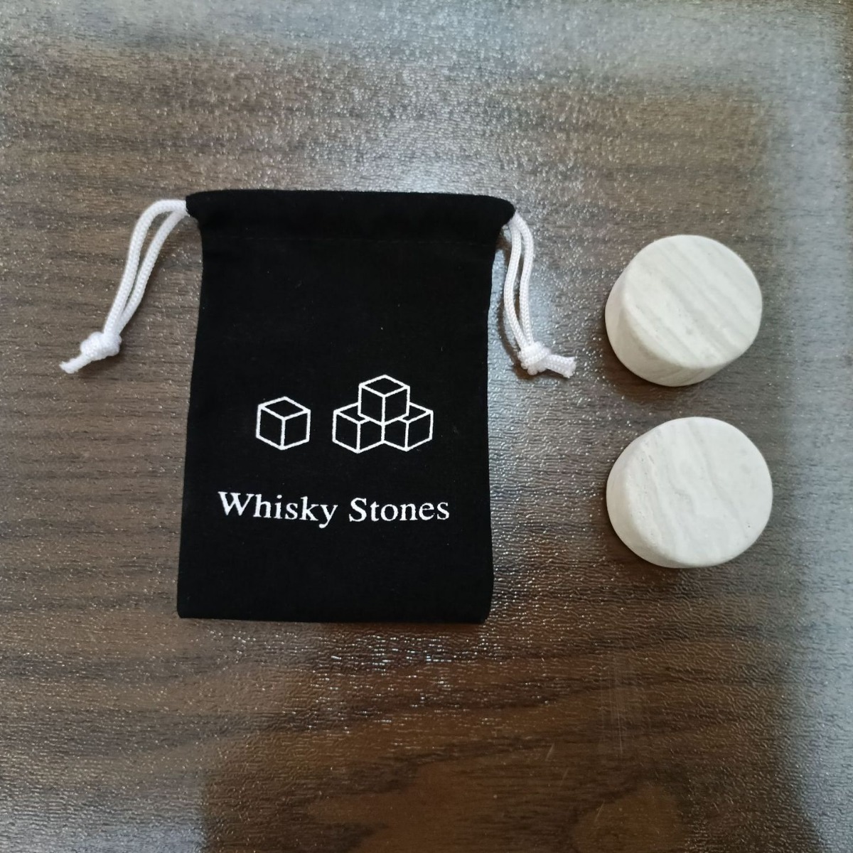 Một lượng lớn đá whiskey, rượu whisky, túi nhung, quà bằng gỗ.