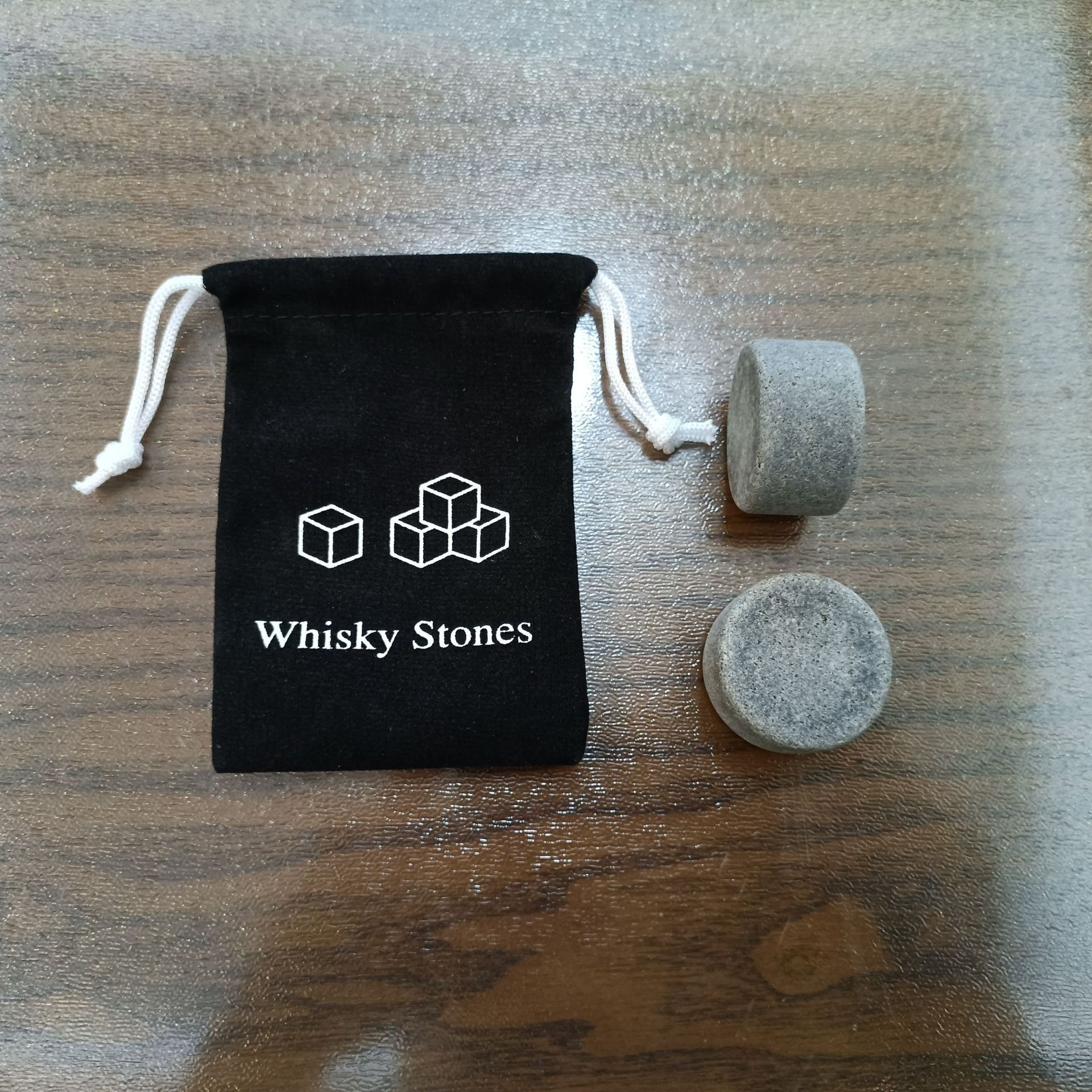 Một lượng lớn đá whiskey, rượu whisky, túi nhung, quà bằng gỗ.