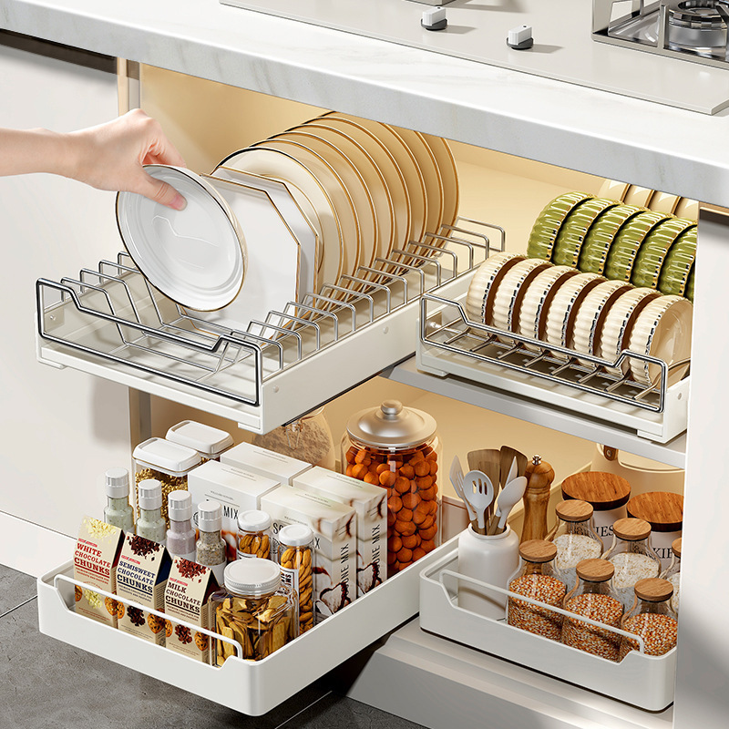 Dọn tủ và đĩa để cất đồ trong bồn rửa chén.