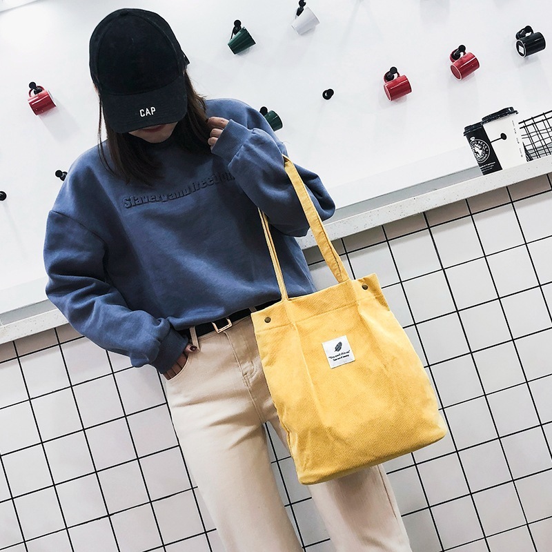 In 2023, the new girl, in cash, distributed the Korean version of the khaki bag.