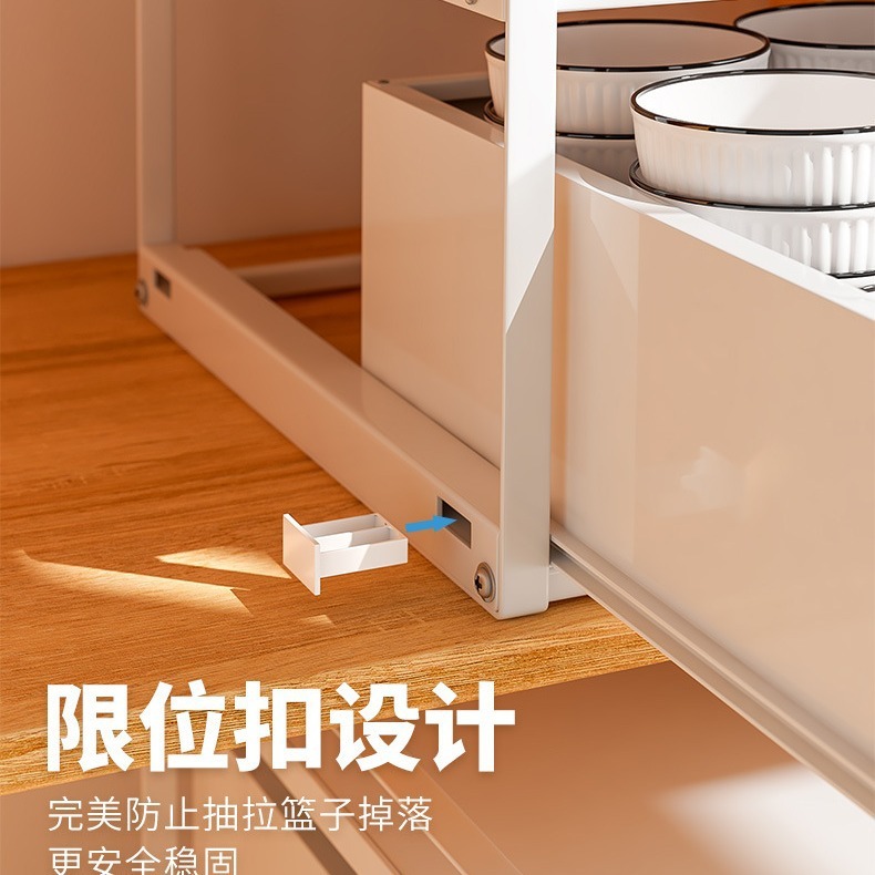 Trong nhà bếp, trong ngăn kéo tủ của ngăn kéo, bát được tách khỏi cốc của người phục vụ.