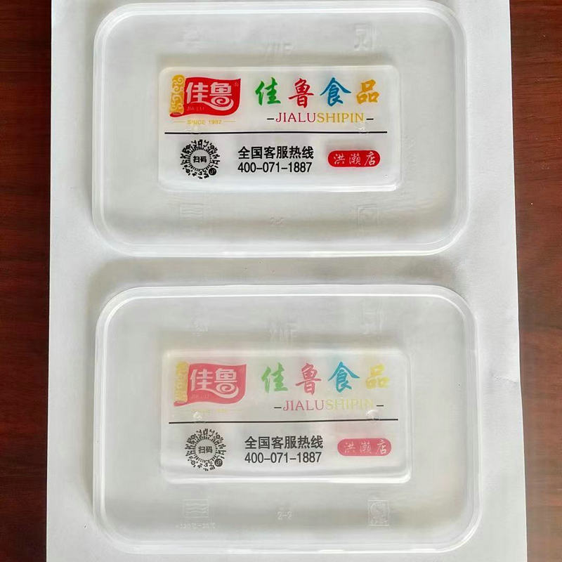 A round one-off box of rectangular plastic packs with thick and transparent food boxes served as a Logo bowl.