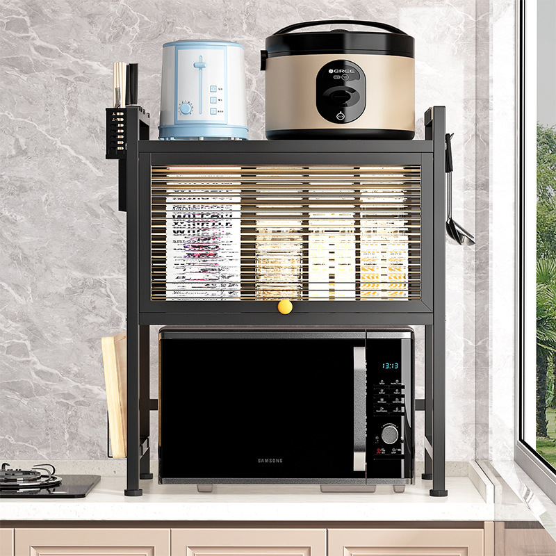 Đa chức năng trên bề mặt tủ vi sóng trong nhà bếp với tủ bếp và lò nướng chống bụi.