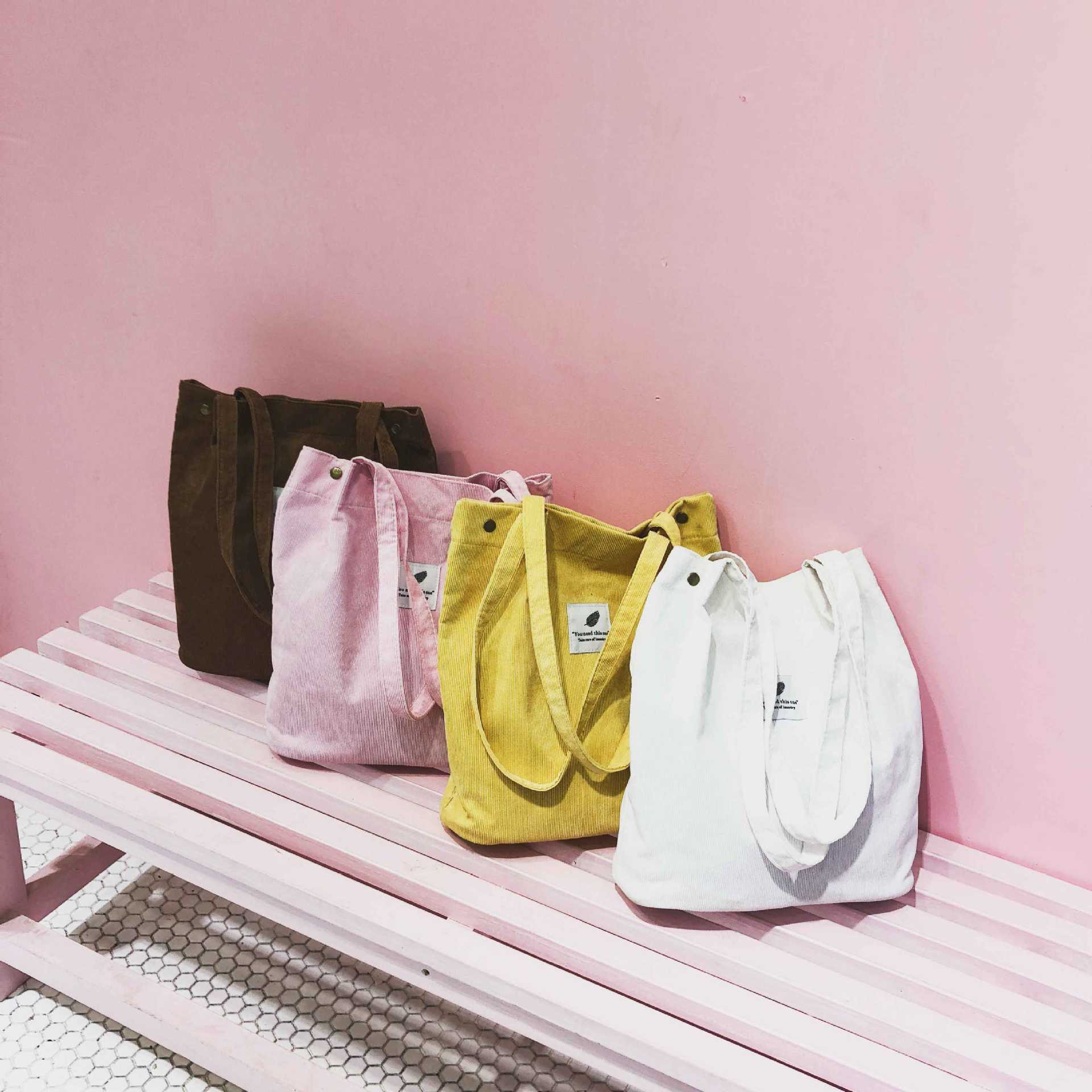 In 2023, the new girl, in cash, distributed the Korean version of the khaki bag.