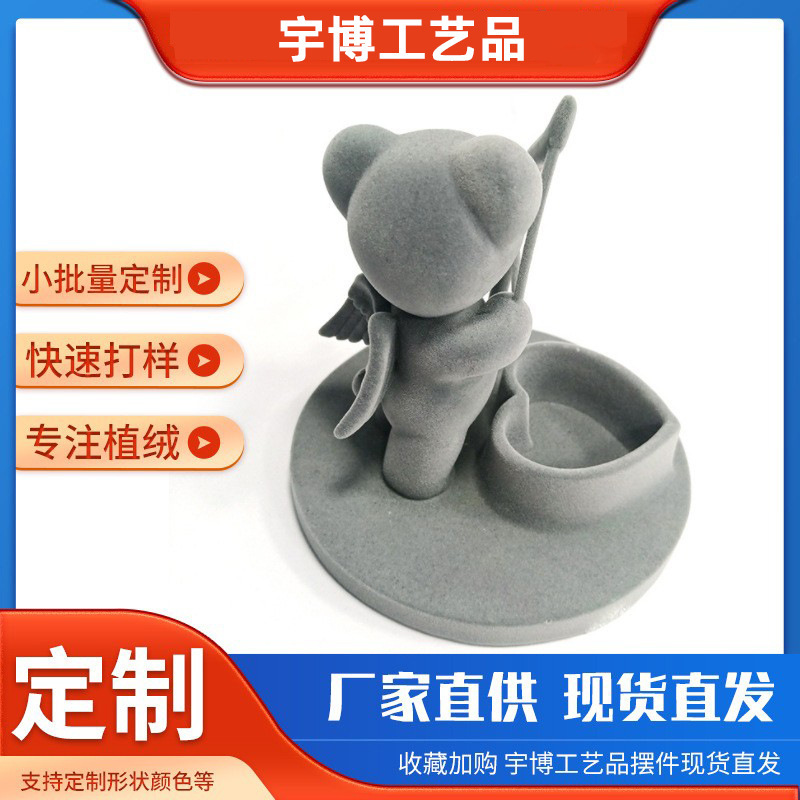 Một con gấu bông đáng yêu kiểu Châu Âu với một cái bàn nhung Valentine để trang trí cho bạn gái.