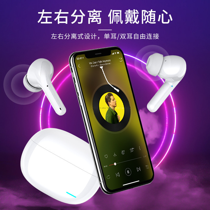 Tai nghe màu xanh 2 tuổi.