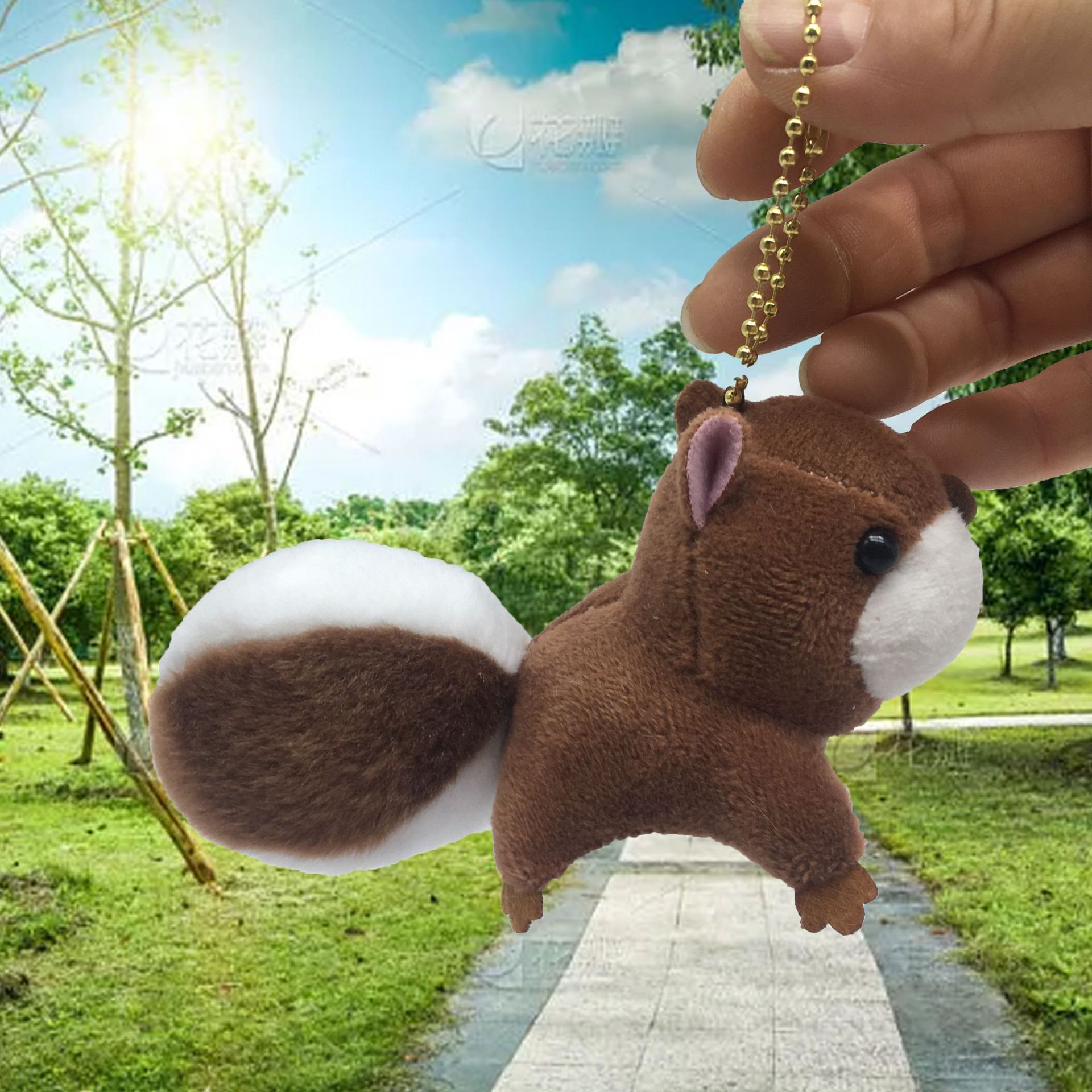 Cuffy với một con sóc màu với một chìa khóa cuốn sách.