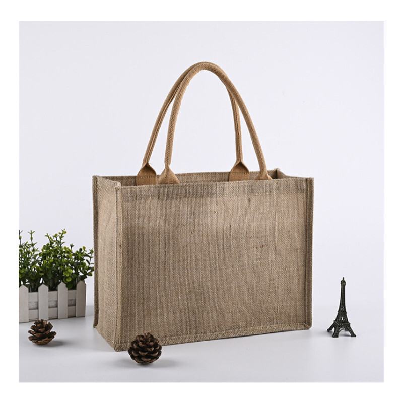 The manufacturer customises the jute sacks of membrane cotton with large capacity to print logo gift shopping bags