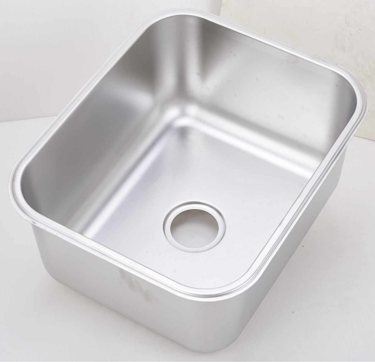 Cái chậu thép không gỉ trong bếp.