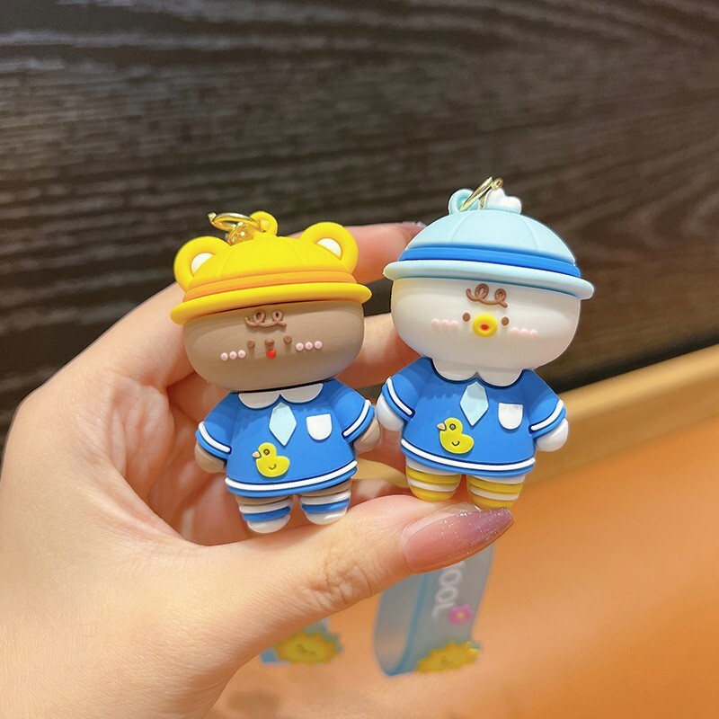 Các ca sĩ là trong phiên bản đầu tiên của trường học với Bear Keys và Puss Key Chains.