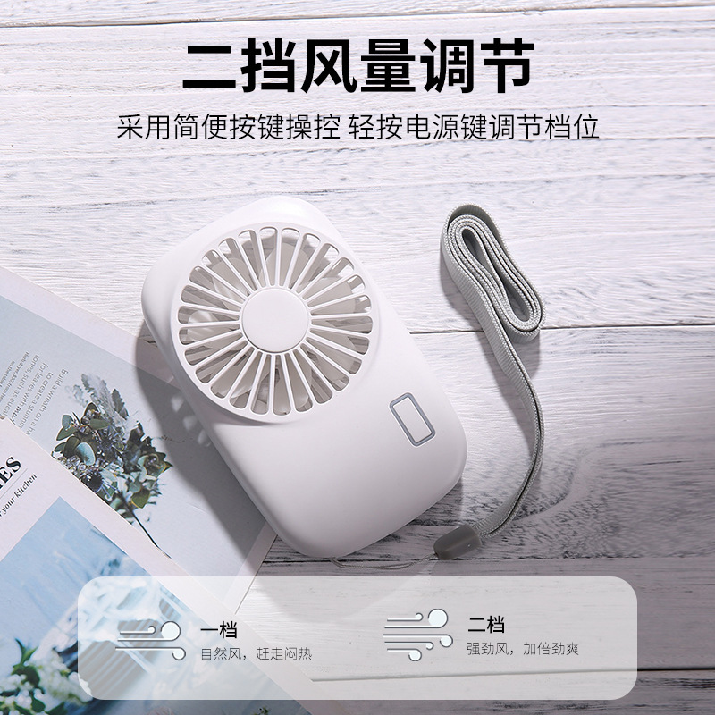 Người hâm mộ máy quay đang mang theo quạt của các sinh viên cắm trại ngoài trời với sự phân phối nhỏ của fan hâm mộ.