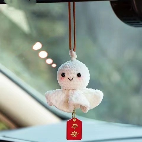 Một cô gái trang trí xe với một búp bê vào ngày chủ nhật với một miếng dán nhung trên mặt.