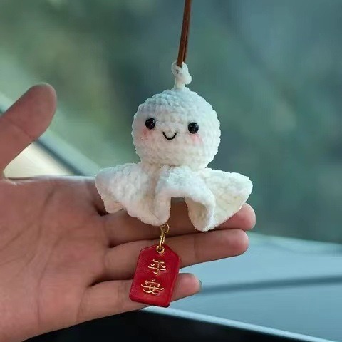 Một cô gái trang trí xe với một búp bê vào ngày chủ nhật với một miếng dán nhung trên mặt.