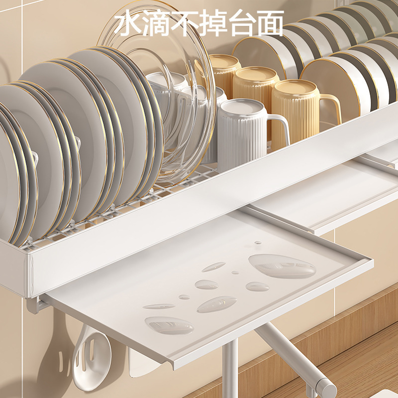 Cửa sổ nhà bếp đứng đối mặt với tường chìm trên đầu cái đĩa ăn.