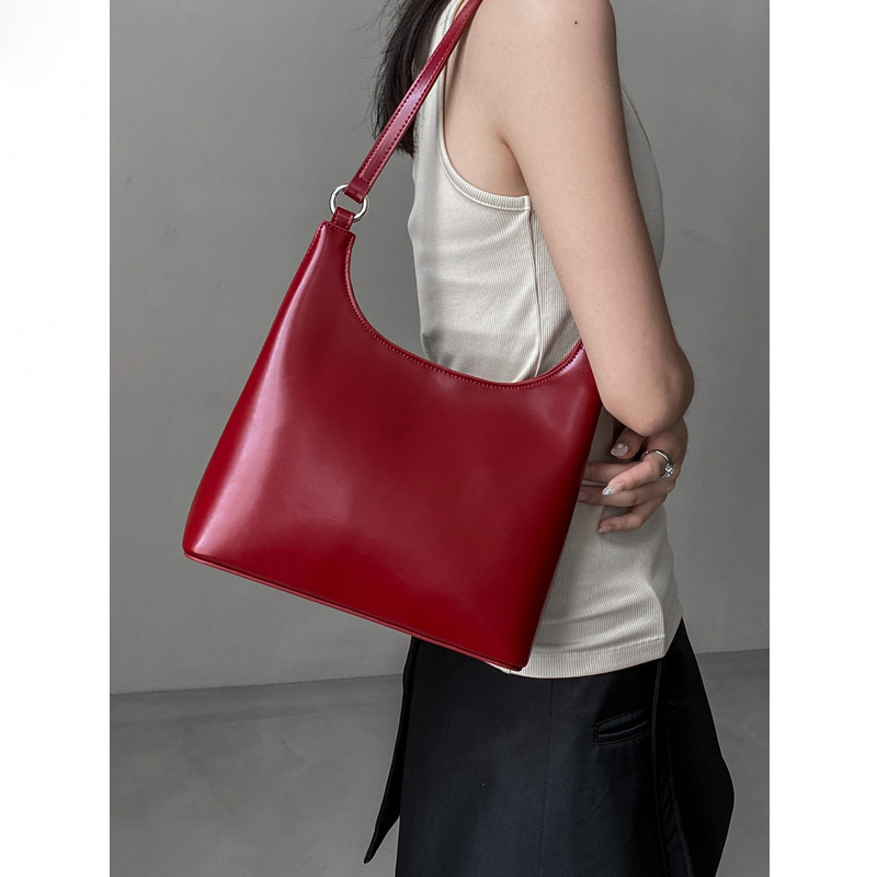 Red bag girl, 2024 new hot summer lady, one-shoulder slant bag.